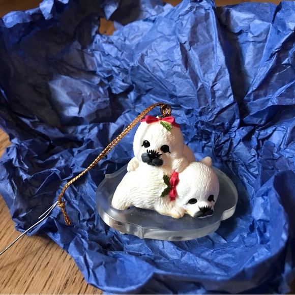 1993 Adorable baby harp seals hanging ornament with original box. - Picture 2 of 5